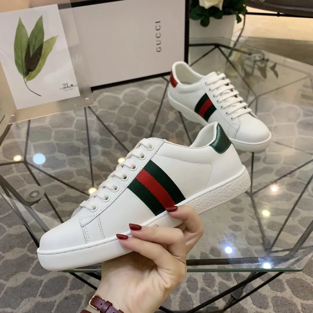 👟👟Ex-factory price 400👟👟Men's size +10 The new little bee GUCCI trendy model, launched at the counter👍top quality, wonderful presentation! Based on the basic model, the electric embroidered bee🐝 original 1:1 molded rubber outsole, flat bottom casual, and easy to match. The upper foot is super comfortable, the material is imported first-layer silk cowhide🐂. off white. Lining/foot padding sheepskin🐑. Code number: 34 to 44 with receipts, cards, tags and bags.